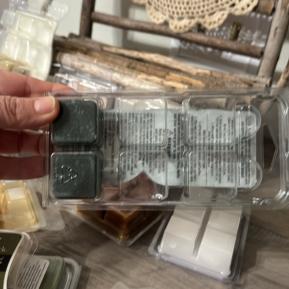 LOT OF 14 PRE OWNED, PARTIAL AND NEW WAX WARMER BARS-SOME ARE SCENTSY - Picture 13 of 16